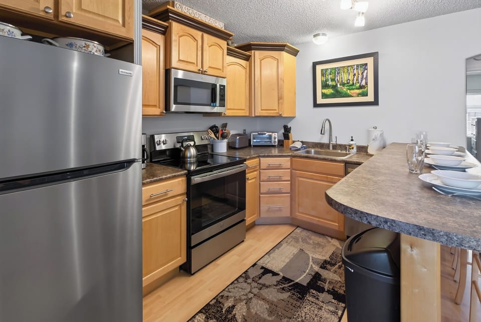 Full Kitchen. Stainless Steel Appliances.