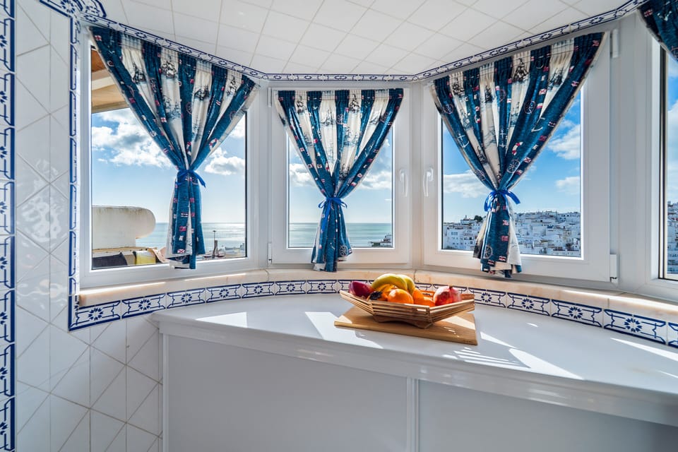 Kitchen or kitchenette,Decorative detail,City view,Sea view