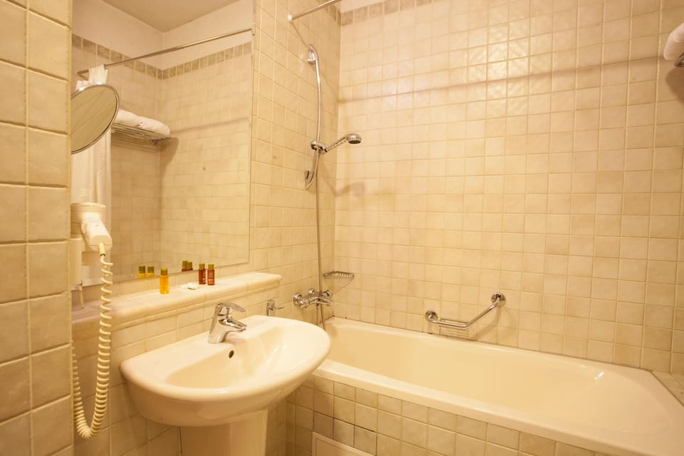 Apartment, 1 Bedroom (Free safe, Parking & Spa access) | Bathroom | Combined shower/tub, hair dryer, bathrobes, slippers