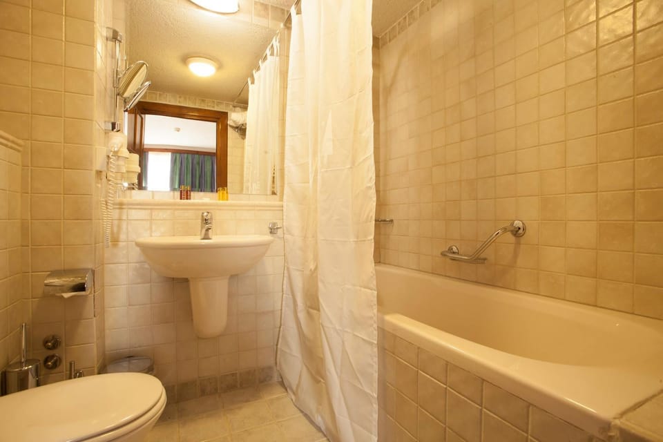 Apartment, 1 Bedroom (Free safe, Parking & Spa access) | Bathroom | Combined shower/tub, hair dryer, bathrobes, slippers