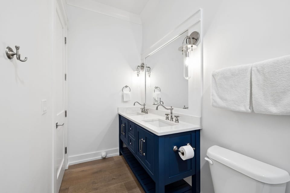 Queen Bunk En-Suite - Dual Vanities