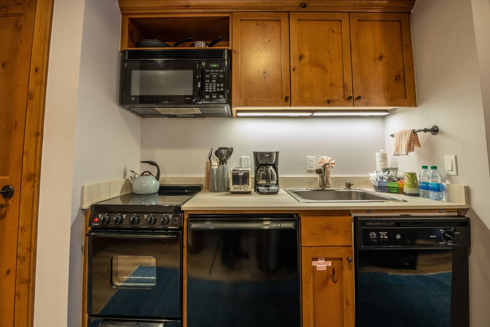 Condo, 1 Bedroom | Private kitchen | Fridge, microwave, oven, stovetop