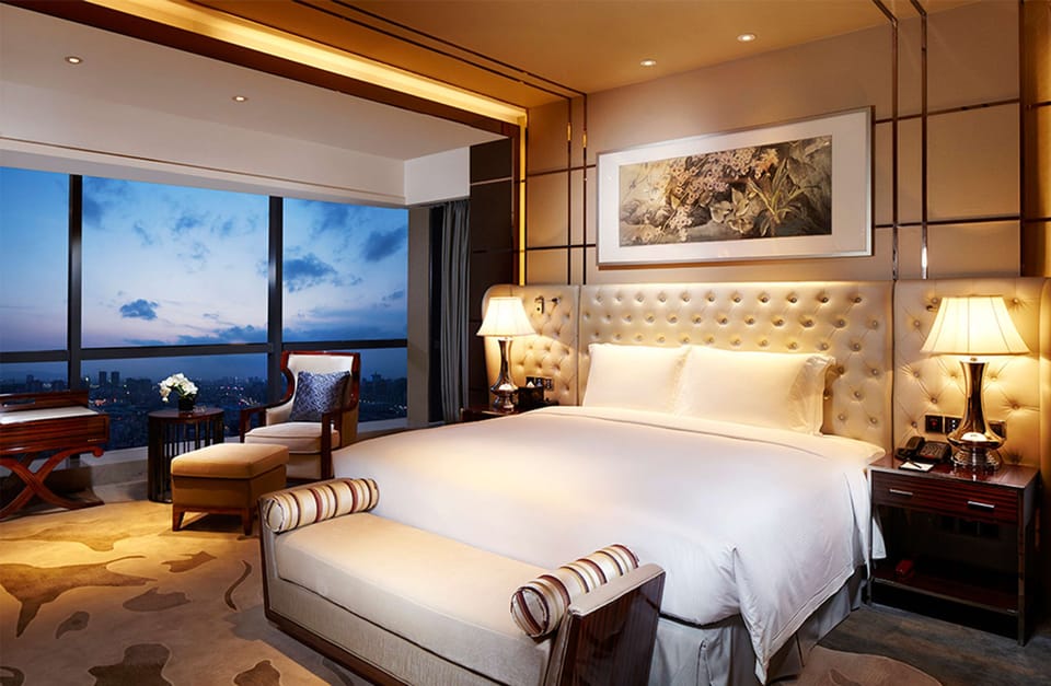 Presidential Suite | Minibar, in-room safe, desk, laptop workspace