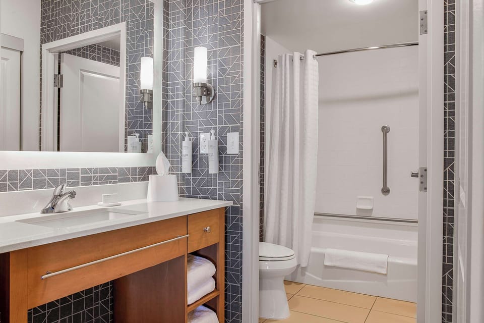 Combined shower/tub, hair dryer, towels