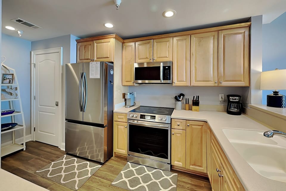 Full Kitchen w. Stainless Steel Appliances