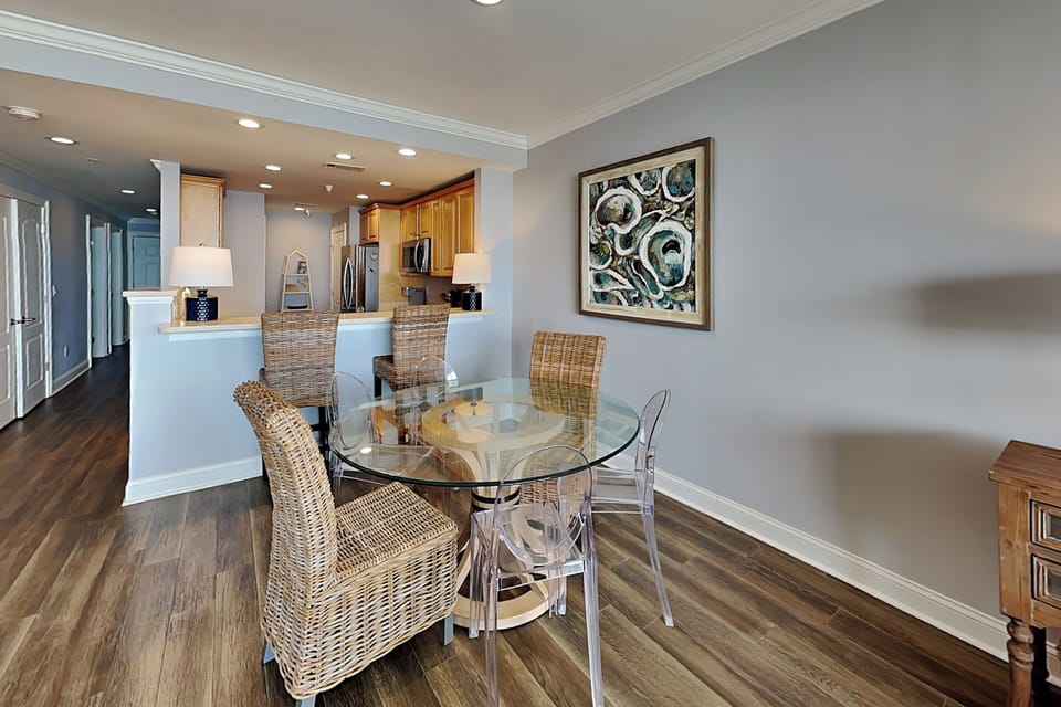 Dining Area w. Table and Bar Counter Seating