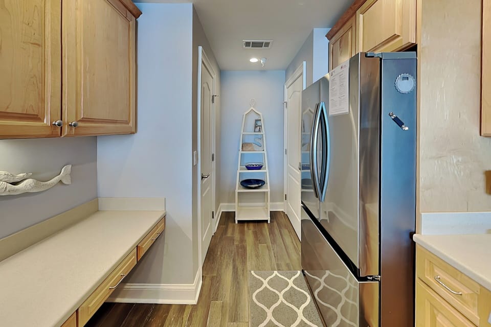 Full Kitchen w. Stainless Steel Appliances