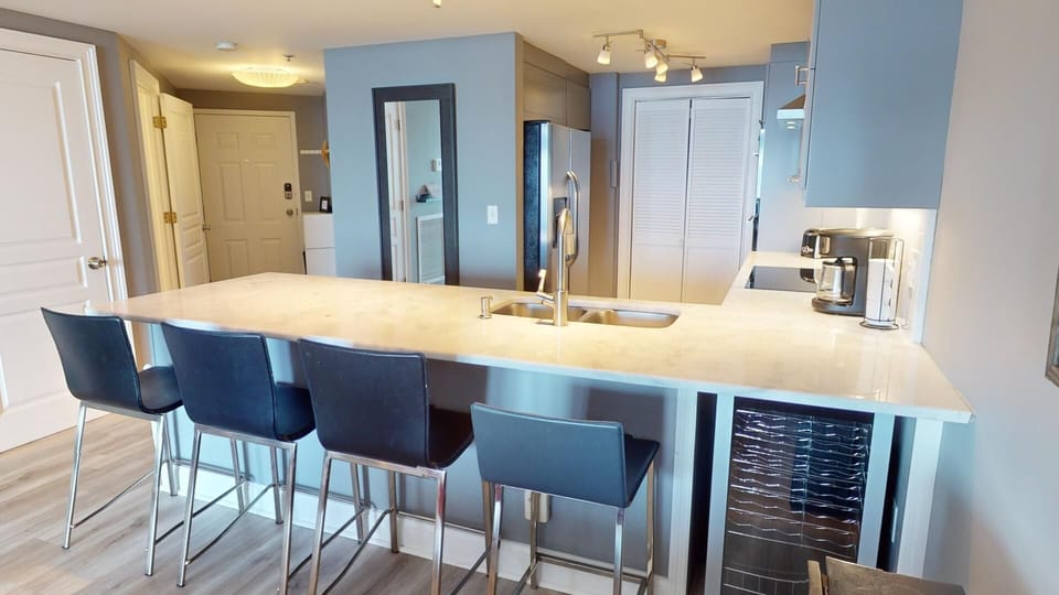 Kitchen - Breakfast Bar