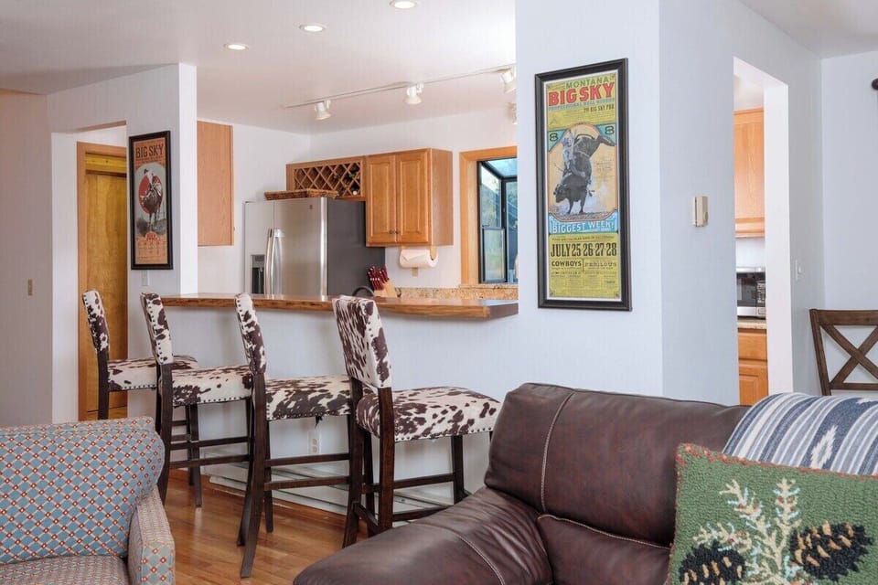 Breakfast bar, seating for 4.