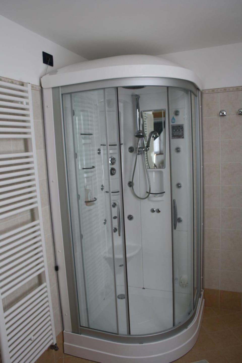 Shower, free toiletries, hair dryer, bidet
