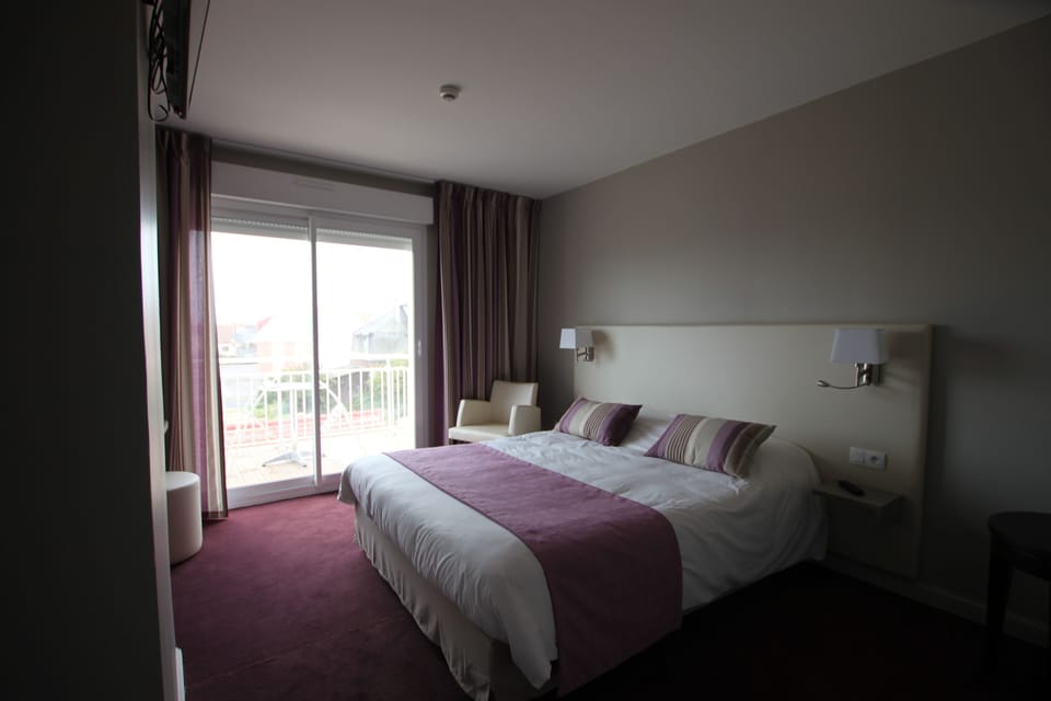 Standard Double Room, Balcony | Minibar, desk, soundproofing, free cribs/infant beds