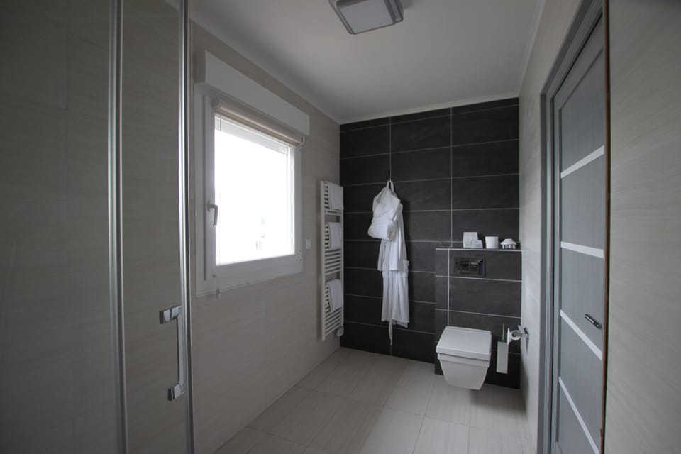 Deep soaking tub, hair dryer, bathrobes, towels