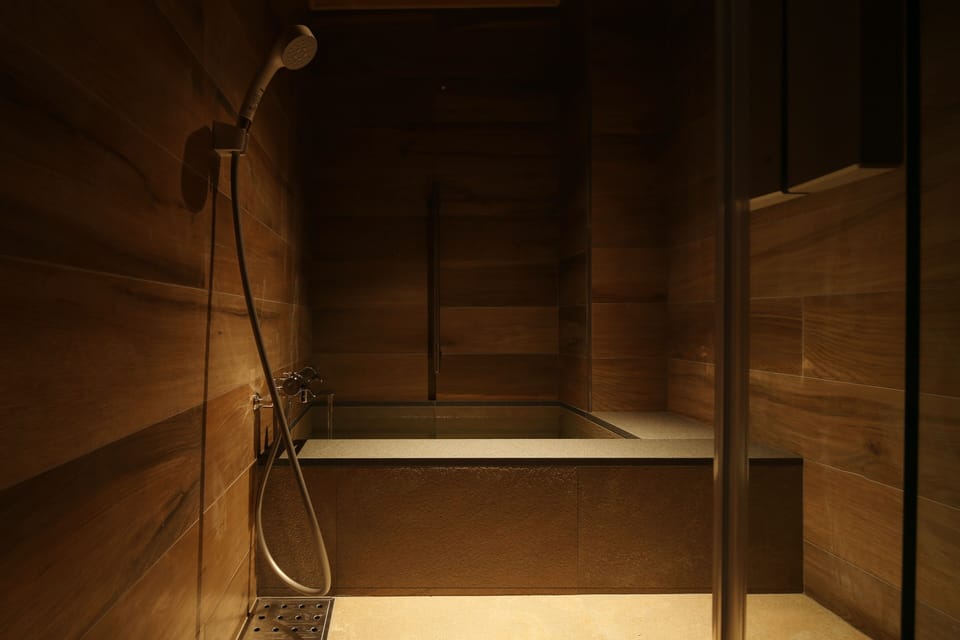 Separate tub and shower, deep soaking tub, free toiletries, hair dryer