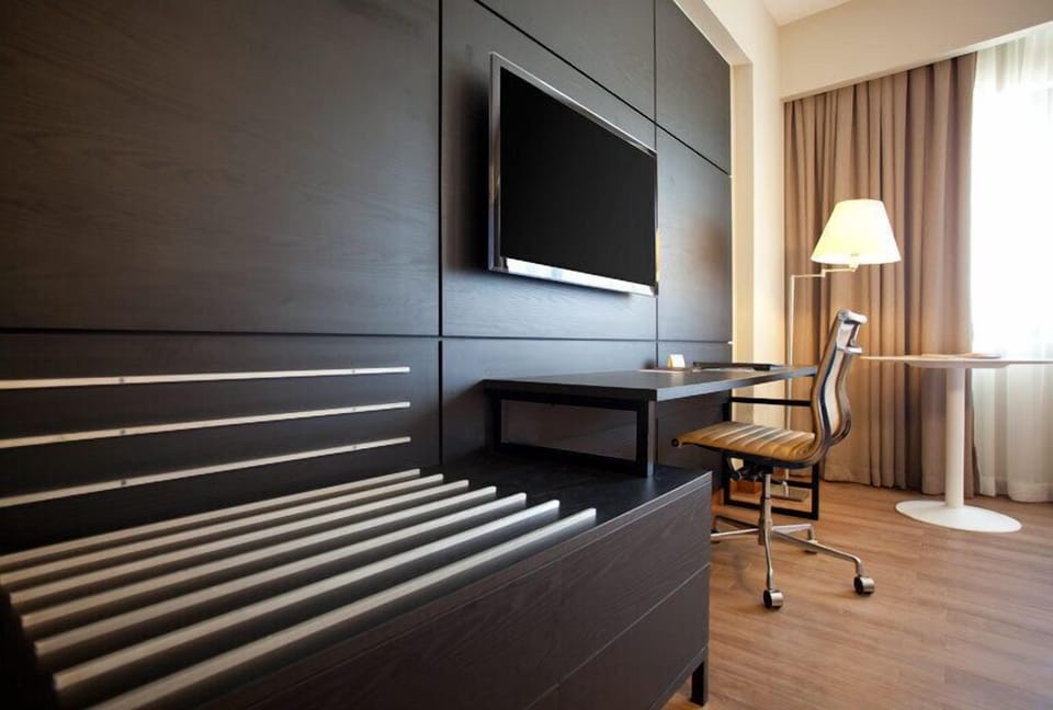 Pillowtop beds, minibar, in-room safe, desk