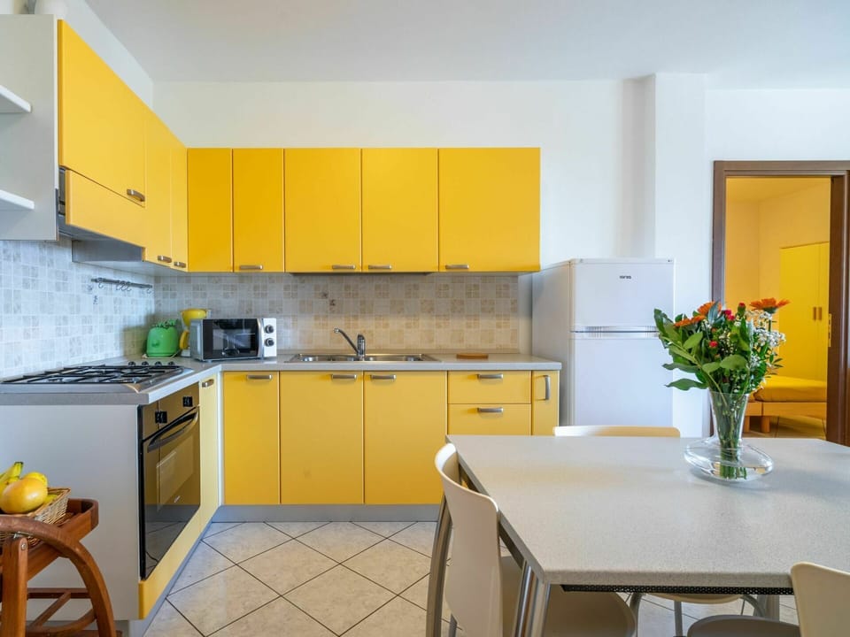 Cabinetry, Countertop, Kitchen Sink, Furniture, Building, Sink, Tap, Plant, Flower, Kitchen