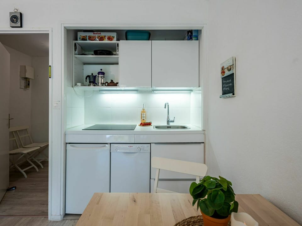 Cabinetry, Furniture, Property, Countertop, Building, Tap, Kitchen, Interior Design, Shelving, Wood