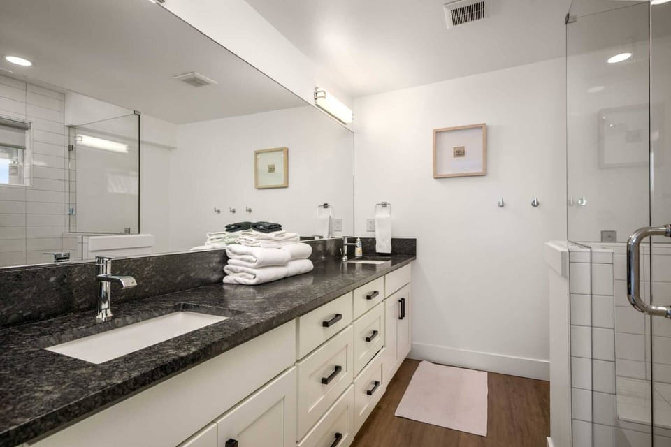 "Thoughtful layout that accommodates big groups well with private bathrooms for each room and plenty of towels" - Talal