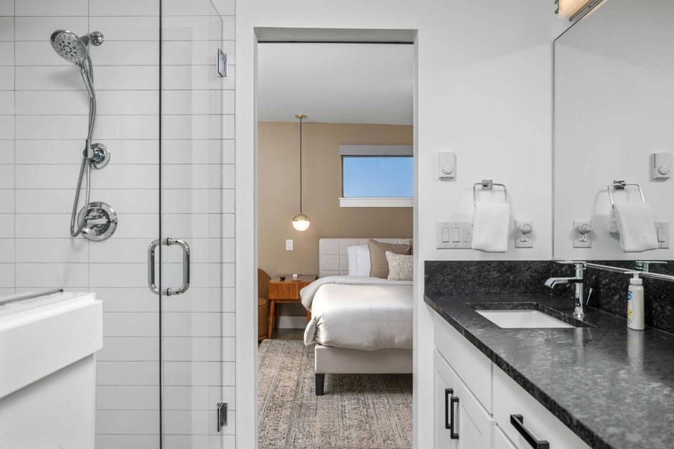 With 6 full bathrooms everyone staying here has ample privacy.