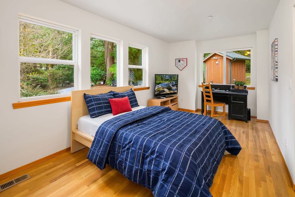 Guest bedroom with double bed