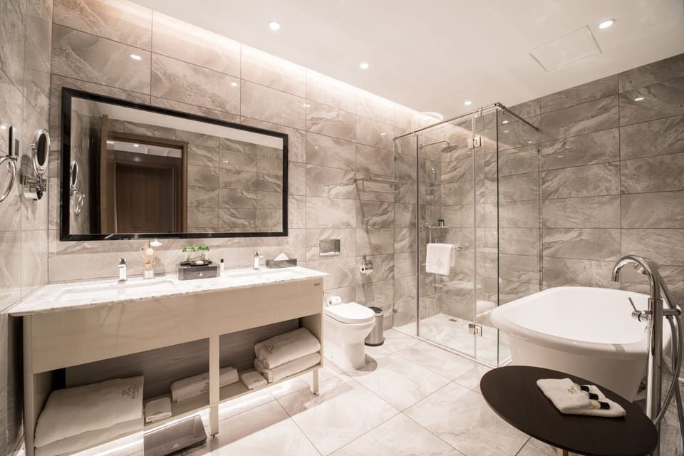 Executive Suite, 1 Queen Bed, Non Smoking, City View | Bathroom | Hair dryer, bathrobes, slippers, towels