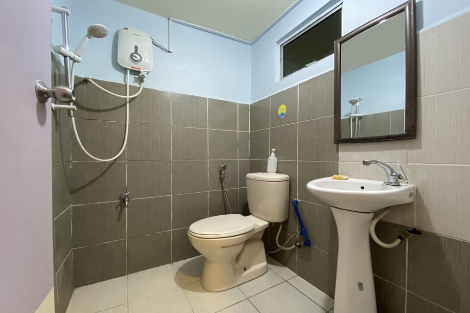 Twin Room, Private Bathroom | Bathroom | Shower, free toiletries, towels