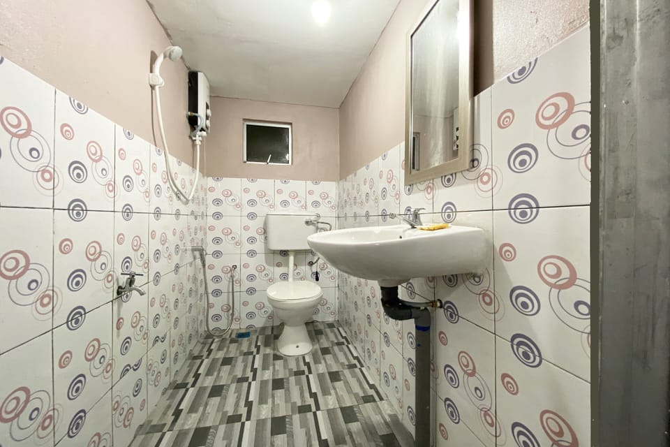 Shower, free toiletries, towels