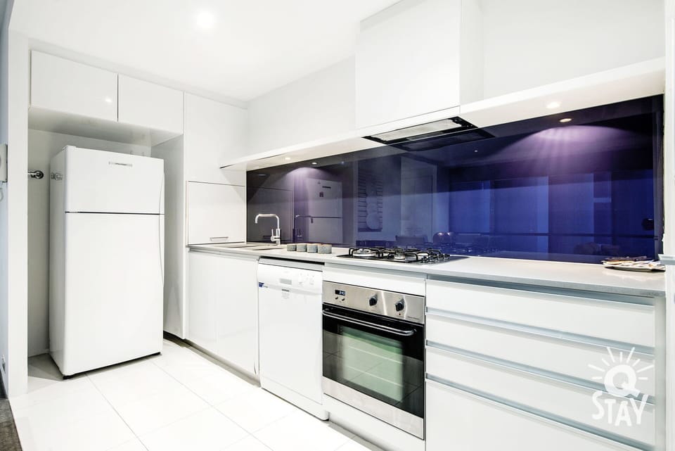 Fully equipped kitchen with modern furnishings 🍽
