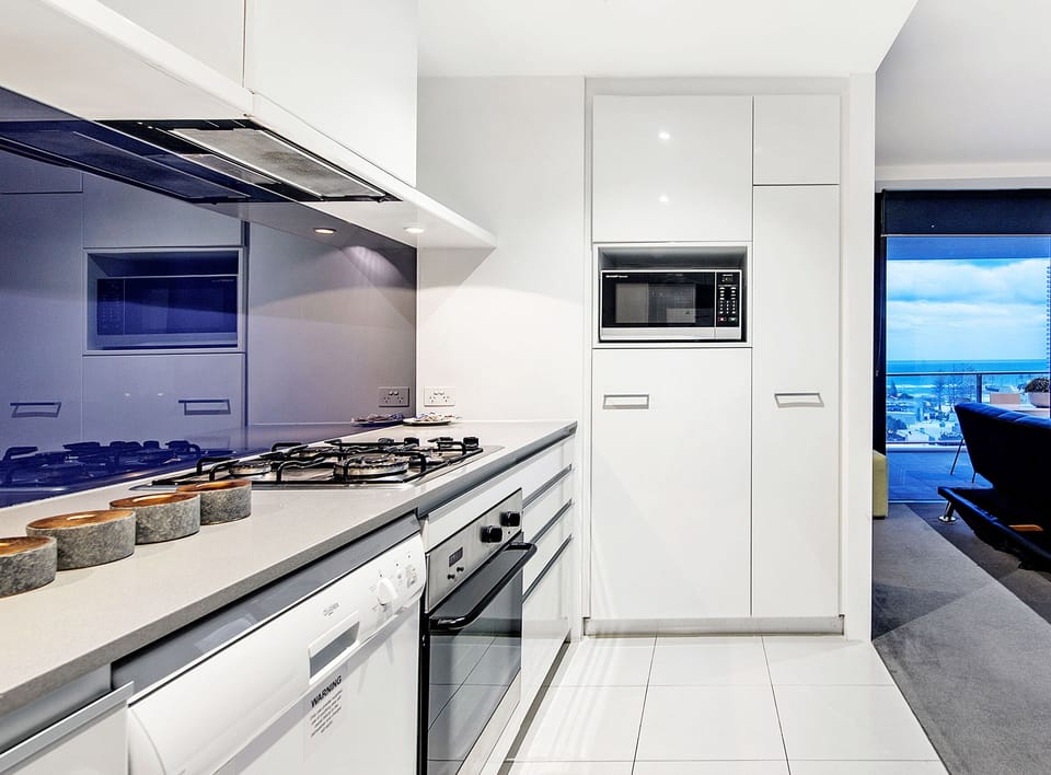 Fully equipped kitchen with modern furnishings 🍽