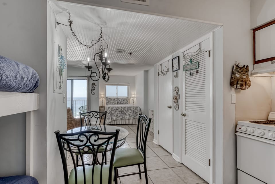 Kitchen/Dining - Although this unit only has 410 square feet of space, every square inch is utilized.