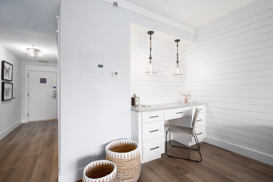 Built-in desk