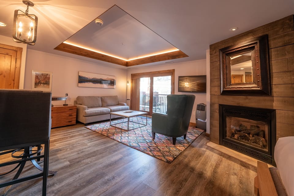 Flooring, Floor, Hardwood, Furniture, Fireplace