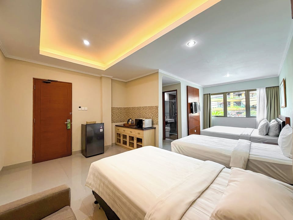 Family Room | In-room safe, desk, blackout drapes, soundproofing