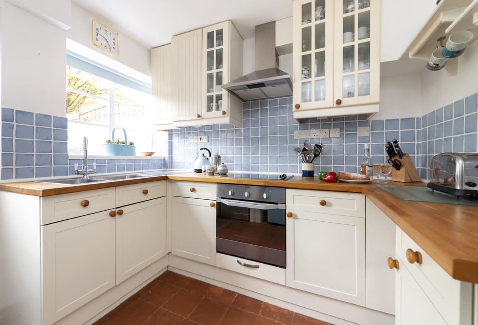 Apple Blossom, Bridport: Kitchen with door to the garden
