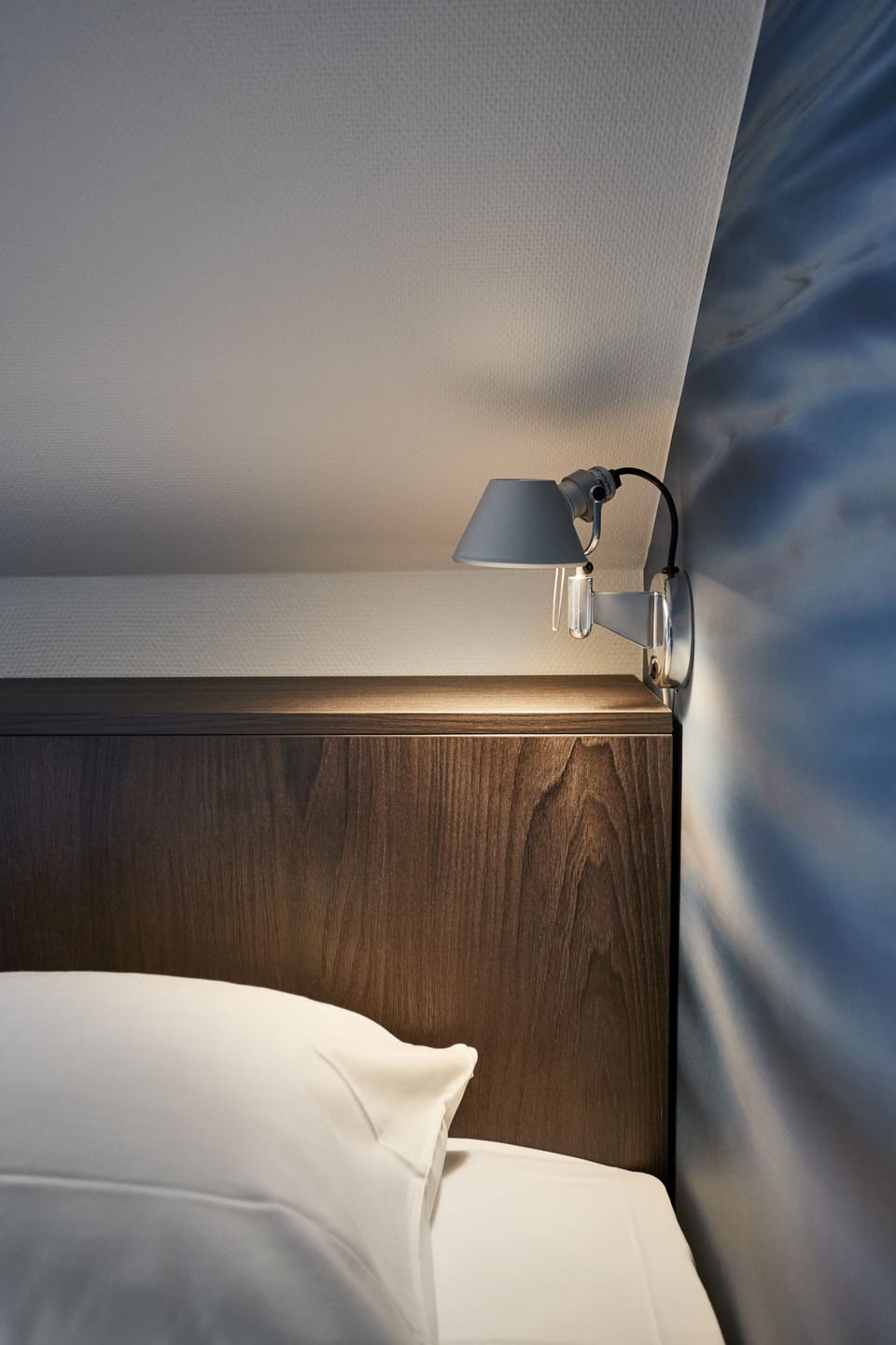 Single Room | Desk, soundproofing, cribs/infant beds, rollaway beds