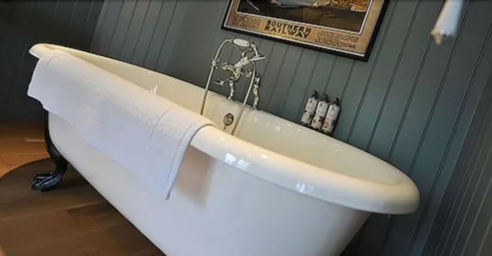 Comfy Double room | Deep soaking bathtub