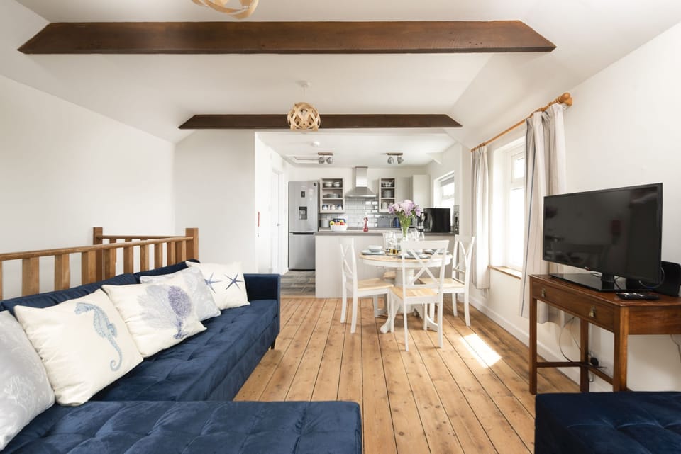 Open plan with the kitchen and living area - Greenfields Coach House