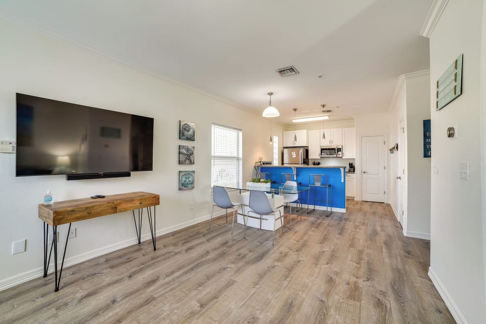 Living Room | Smart TV w/ Cable | Free WiFi