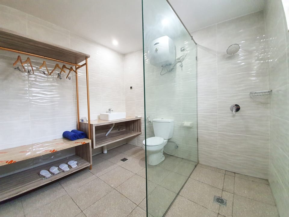 Studio Suite | Bathroom | Shower, free toiletries, hair dryer, towels