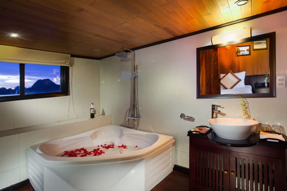 Shower, rainfall showerhead, free toiletries, hair dryer