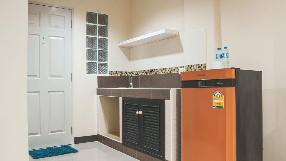 Laptop workspace, rollaway beds, free WiFi, bed sheets