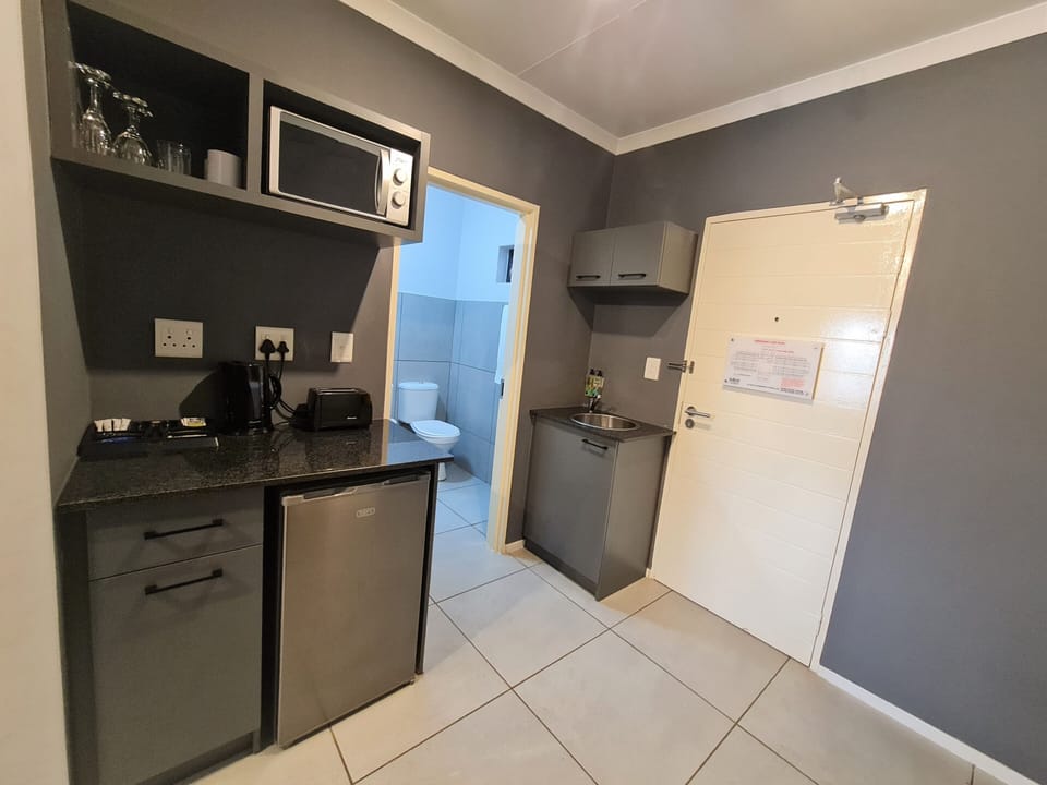 Deluxe Room | Private kitchen | Cookware/dishes/utensils