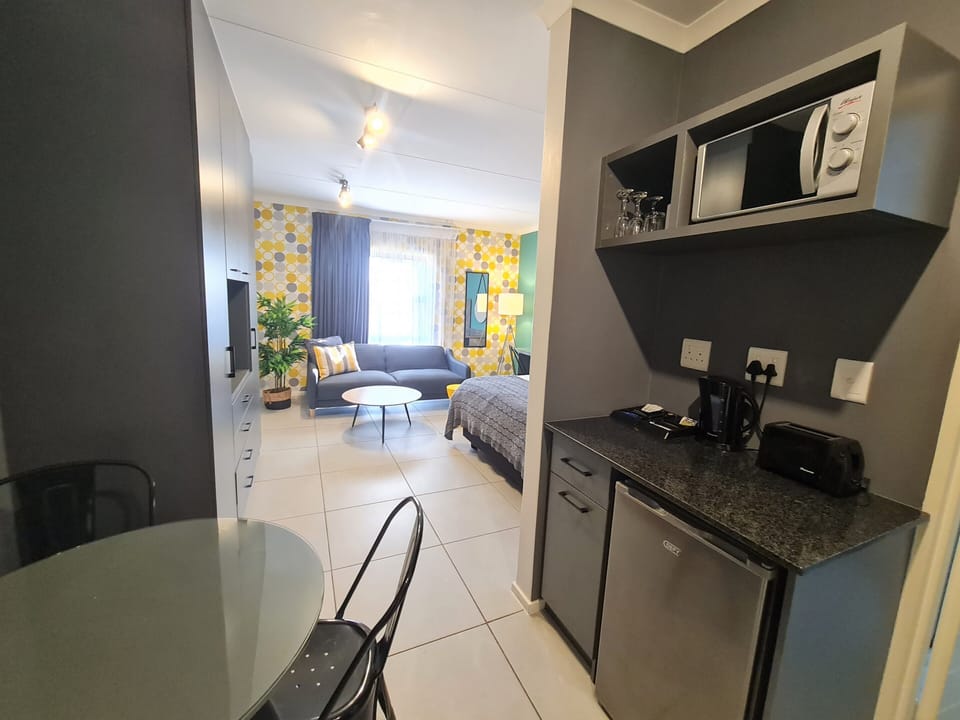 Deluxe Room | Private kitchen | Cookware/dishes/utensils