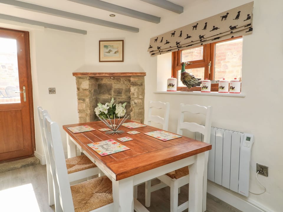 Cottage | Private kitchen | Fridge, microwave, electric kettle, toaster