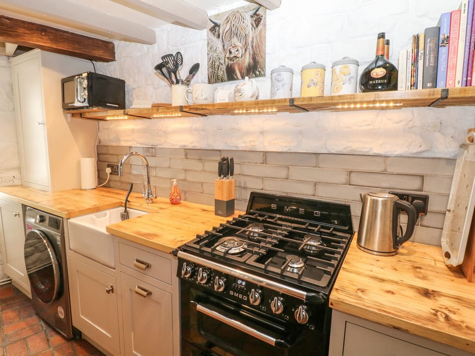 Cottage | Private kitchen | Fridge, microwave, dishwasher, electric kettle