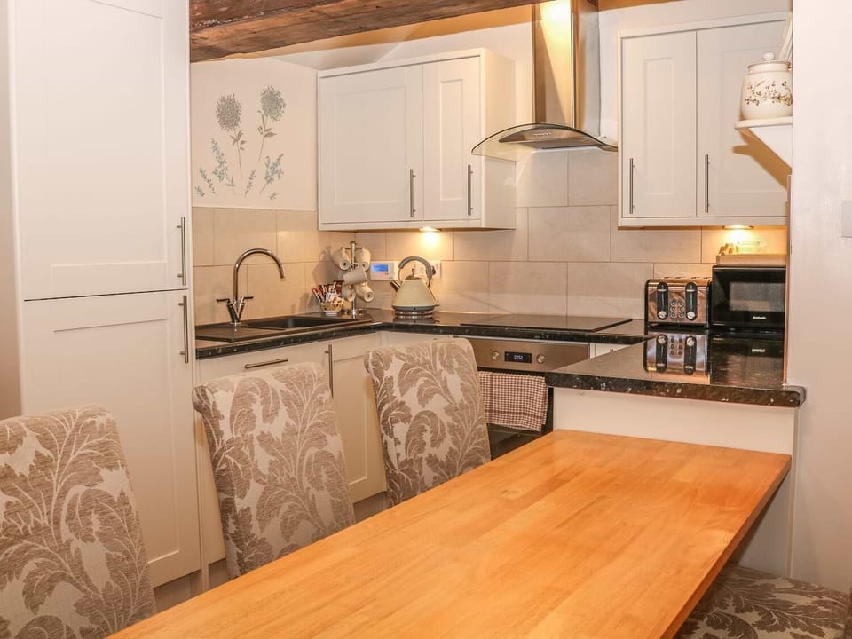 Cottage | Private kitchen | Fridge, microwave, dishwasher, electric kettle