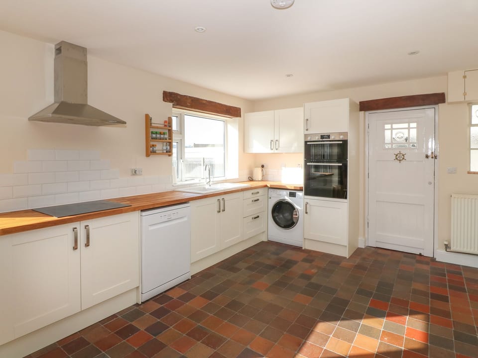 Cottage | Private kitchen | Fridge, microwave, dishwasher, electric kettle