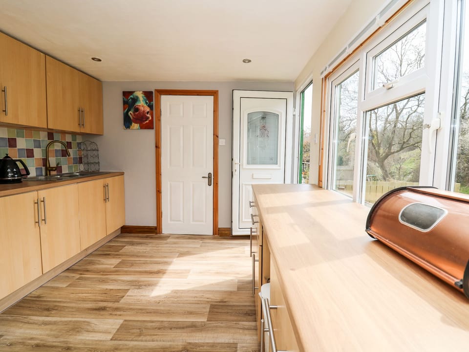 Cottage | Private kitchen | Fridge, electric kettle, toaster, cookware/dishes/utensils