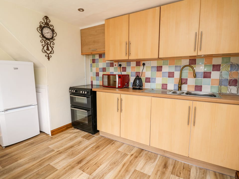 Cottage | Private kitchen | Fridge, electric kettle, toaster, cookware/dishes/utensils