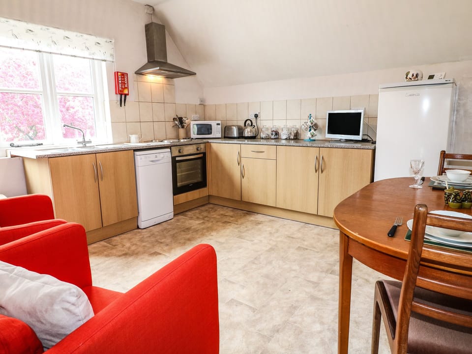 Cottage | Private kitchen | Fridge, microwave, dishwasher, electric kettle