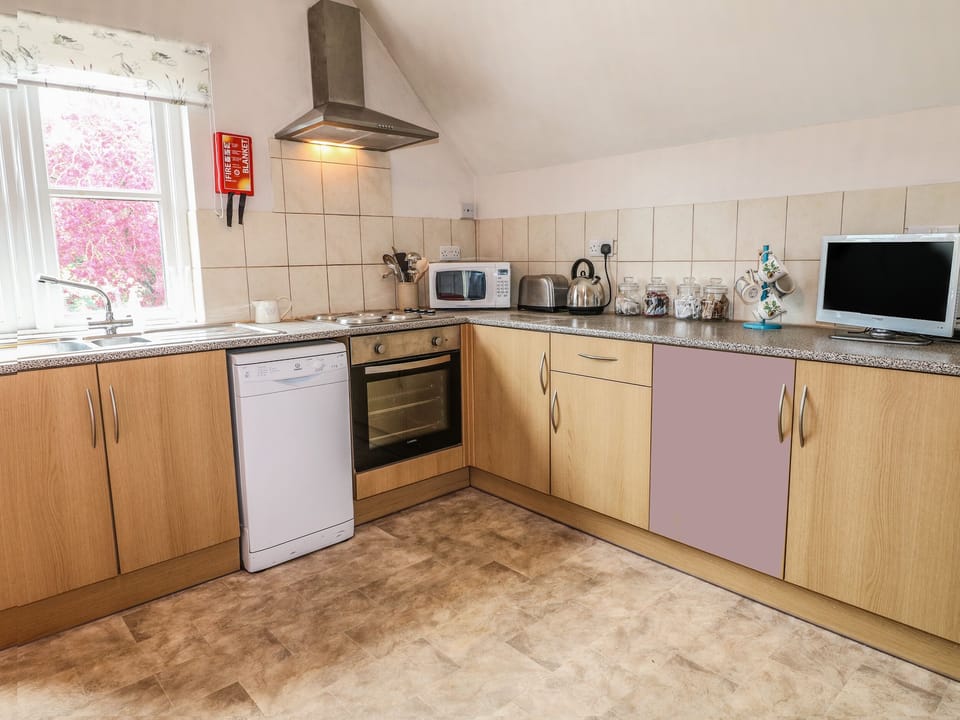 Cottage | Private kitchen | Fridge, microwave, dishwasher, electric kettle